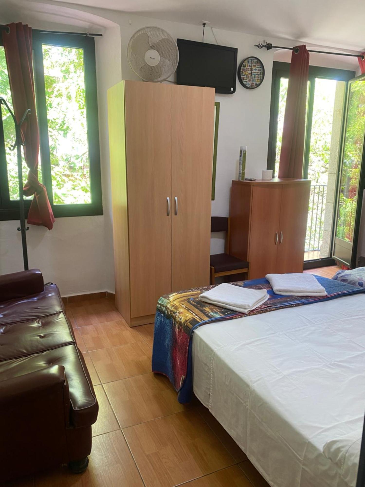 Pension Teruel บาร์เซโลนา ภายนอก รูปภาพ