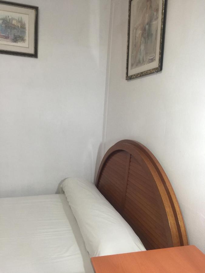 Pension Teruel บาร์เซโลนา ภายนอก รูปภาพ